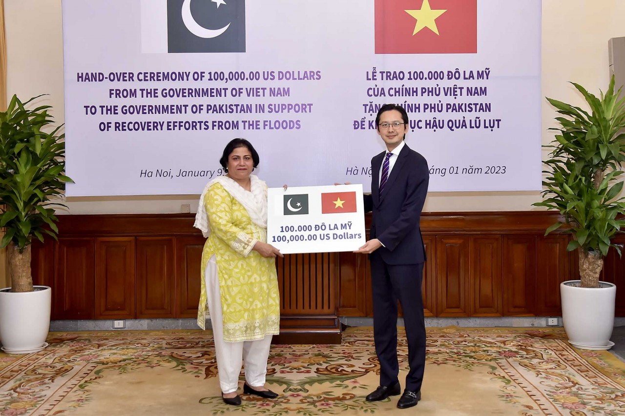 Lễ trao tượng trưng 100.000 USD của Chính phủ Việt Nam tặng Chính phủ Pakistan hỗ trợ khắc phục hậu quả lũ lụt