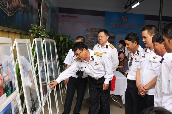 Xúc động, tự hào với 