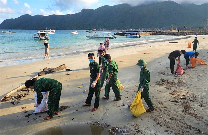 Ra quân trồng cây xanh và làm sạch môi trường biển