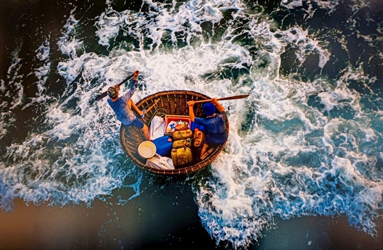 “Tổ quốc bên bờ sóng”