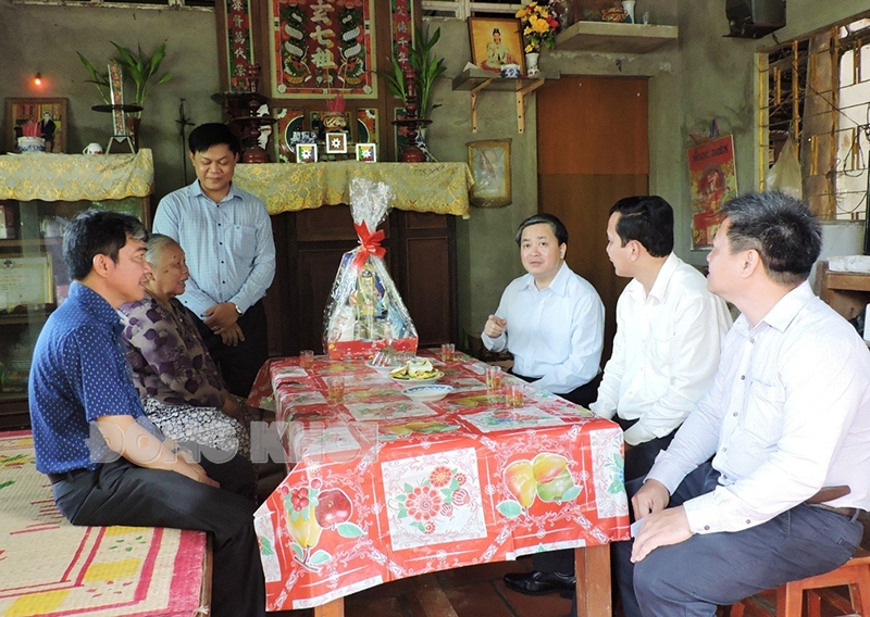 Bến Tre: Bí thư Tỉnh ủy Lê Đức Thọ thăm gia đình chính sách tại xã Tam Phước, huyện Châu Thành