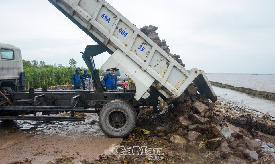 Cà Mau: Áp lực thiên tai từ Tây sang Ðông - Bài 1: Biển lở