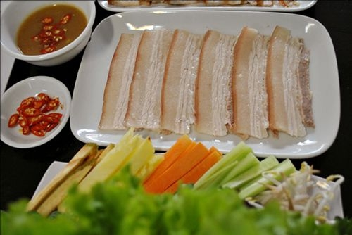 Ẩm thực Đà Nẵng: Bánh tráng cuốn thịt heo