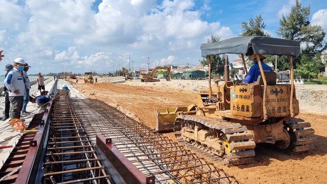 Quảng Ngãi đẩy nhanh tiến độ các dự án chống sạt lở ven biển trước mùa mưa bão