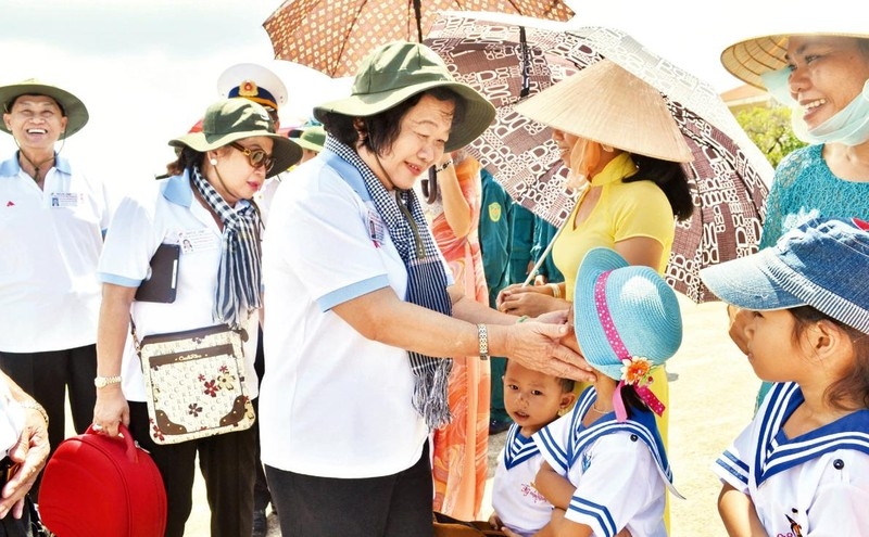Hướng về biển, đảo thân yêu