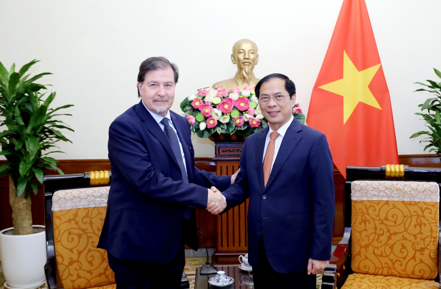 Việt Nam luôn coi trọng mối quan hệ truyền thống hữu nghị và hợp tác với Chile