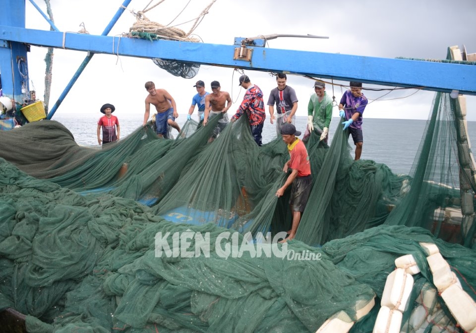 Nỗi lo “khát” lao động đi biển