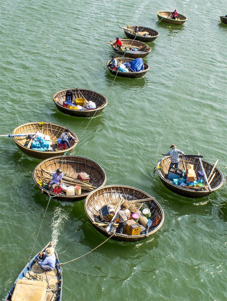 Tàu “mẹ” quản tàu “con” ở Trường Sa