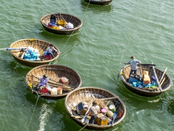 Tàu “mẹ” quản tàu “con” ở Trường Sa