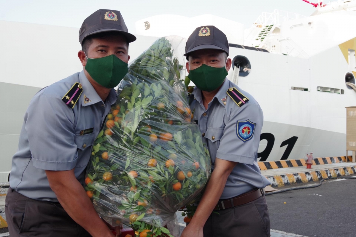 Những con tàu đầy ắp hàng, quà Tết đã rời quân cảng Cam Ranh ra Trường Sa