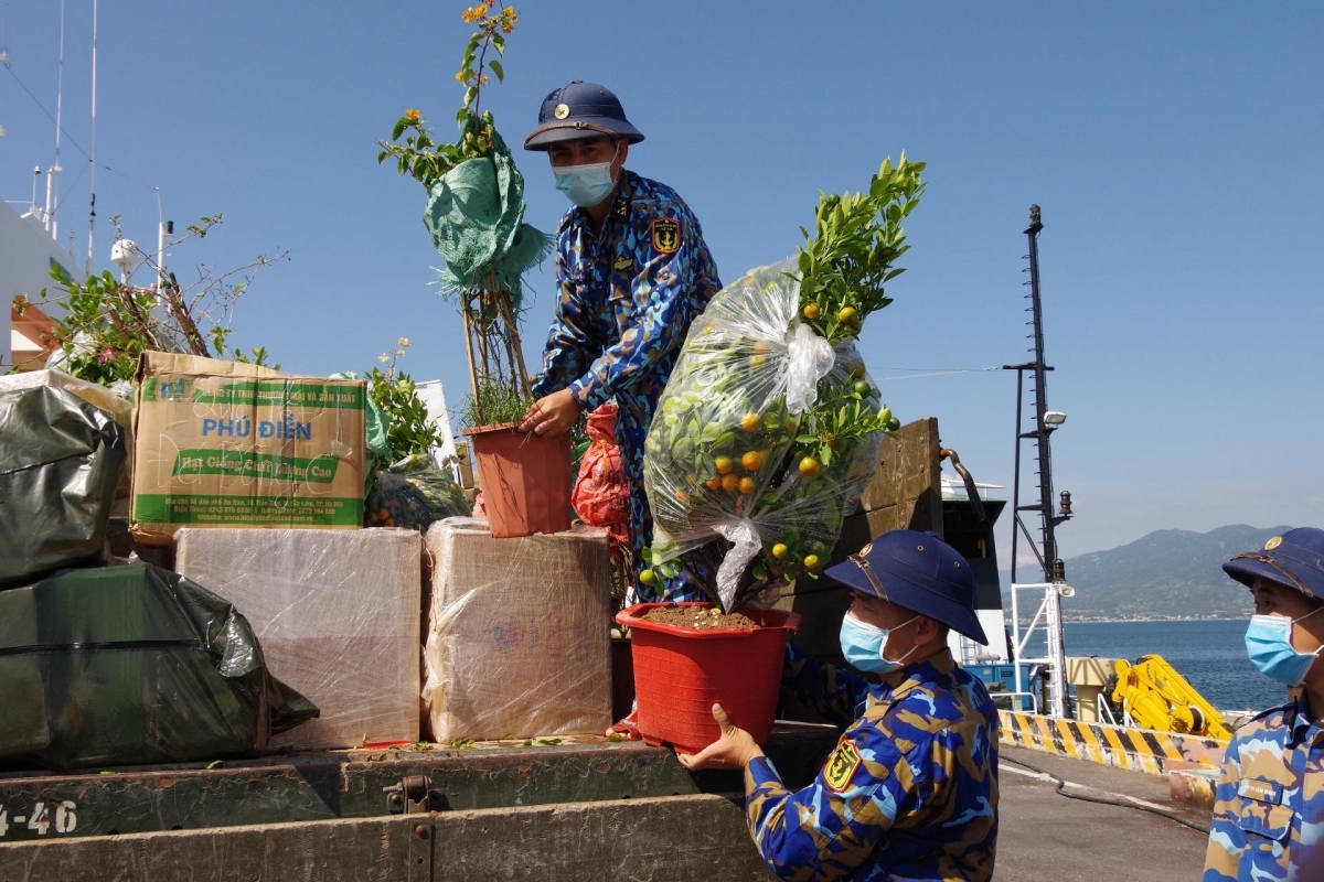Những con tàu đầy ắp hàng, quà Tết đã rời quân cảng Cam Ranh ra Trường Sa
