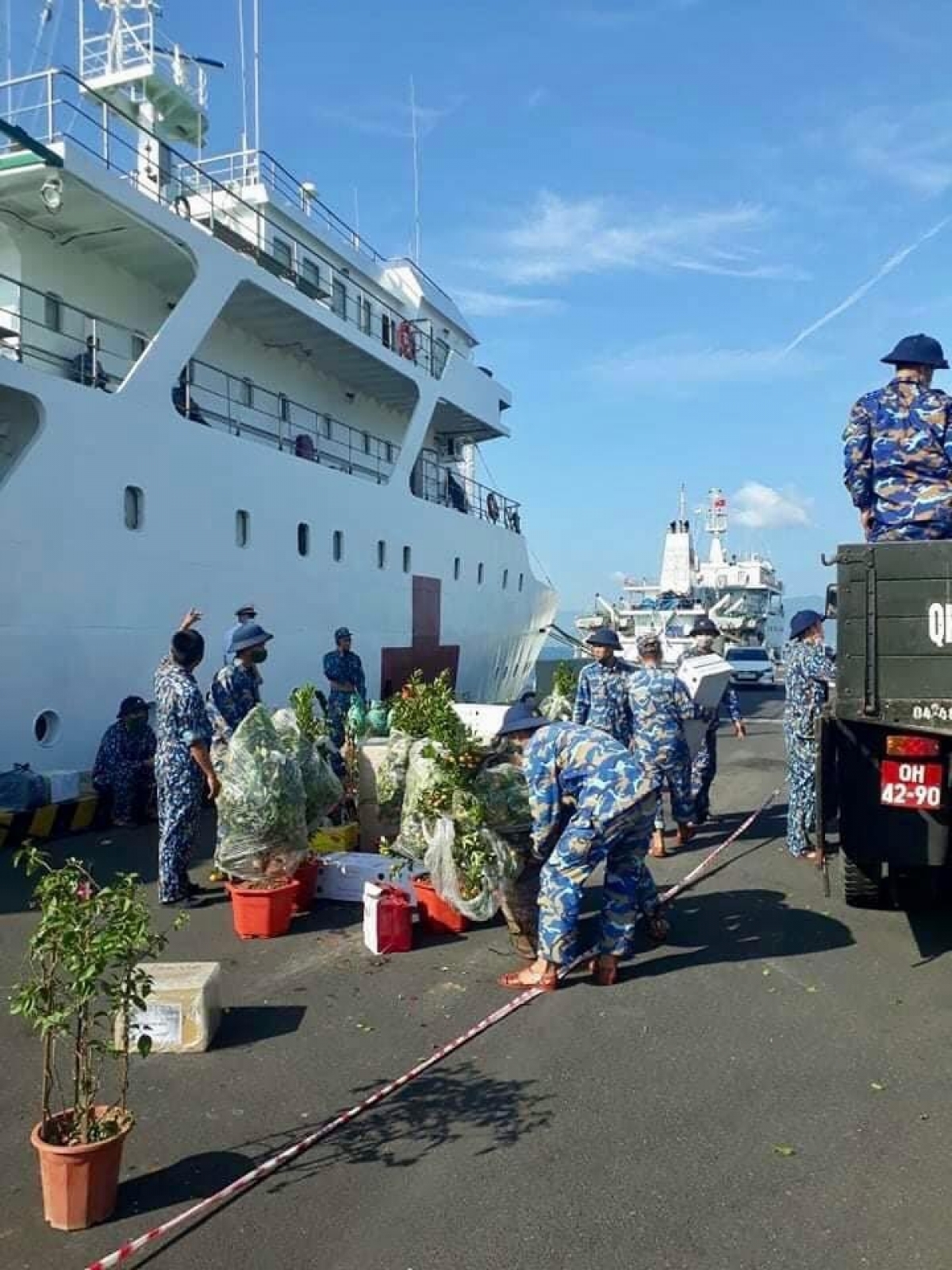 Những con tàu đầy ắp hàng, quà Tết đã rời quân cảng Cam Ranh ra Trường Sa