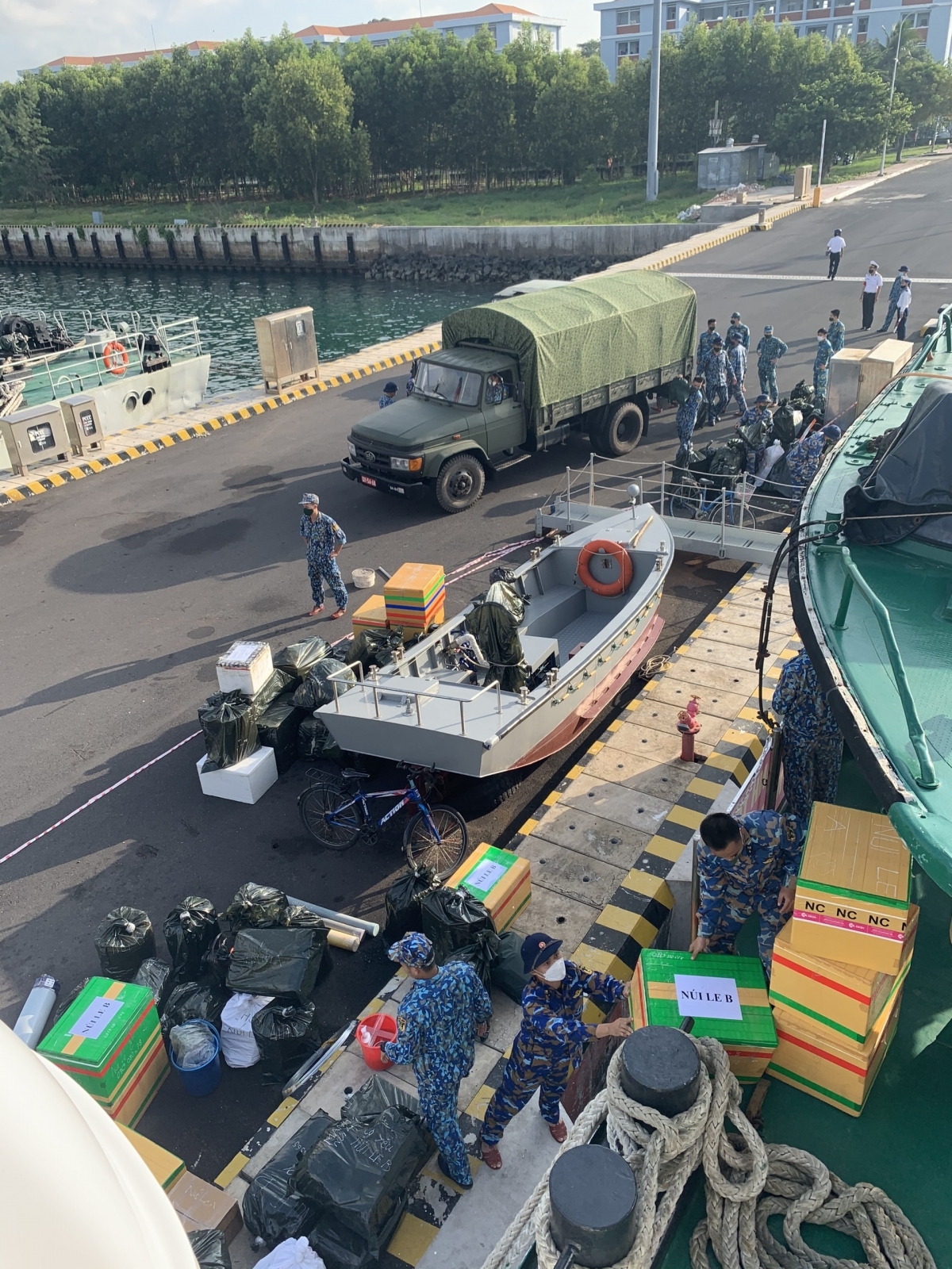 Những con tàu đầy ắp hàng, quà Tết đã rời quân cảng Cam Ranh ra Trường Sa