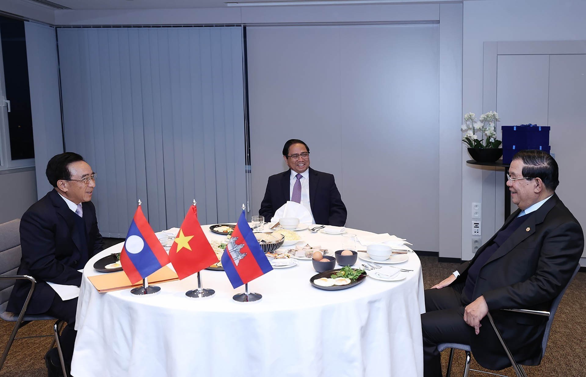 Thủ tướng Phạm Minh Chính và Thủ tướng Campuchia Samdech Techo Hun Sen và Thủ tướng Lào Phankham Viphavanh tại cuộc ăn sáng làm việc. (Nguồn: TTXVN)