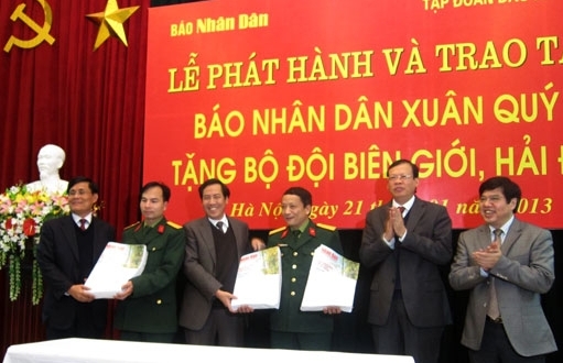 20.000 tờ báo Xuân đến với bộ đội biên giới, hải đảo