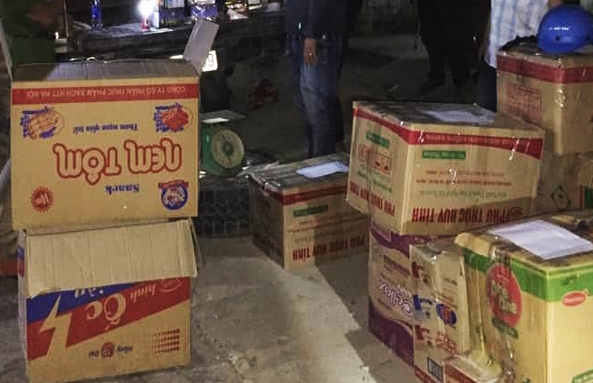 Gần 400 kg pháo giấu dưới đống than củi