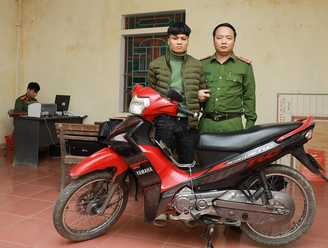 Nhân viên cây xăng “hóa giải” đòn dí dao vào cổ, quật ngã tên cướp