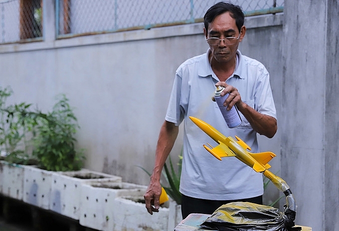 xuong che tao mo hinh may bay chien dau cua cuu binh