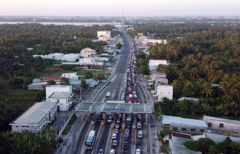 Kẹt xe gần 10 km hai bên cầu Rạch Miễu
