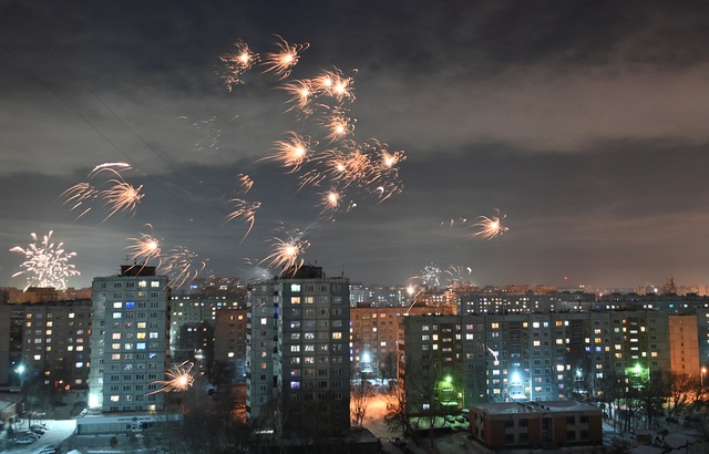 Pháo hoa sáng rực bầu trời châu Âu chào năm mới 2021