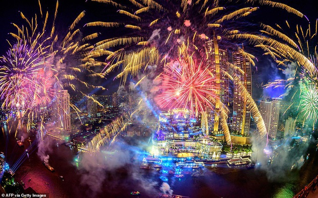Pháo hoa sáng rực bầu trời châu Âu chào năm mới 2021