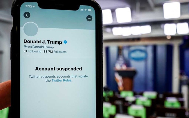 Bùng nổ tranh cãi vụ Twitter đóng tài khoản vĩnh viễn của ông Trump