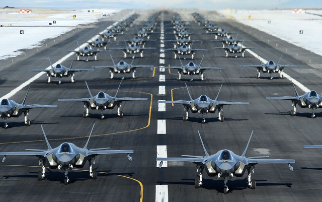 Bloomberg: Lầu Năm Góc phát hiện hơn 800 lỗi trên tiêm kích tia chớp F-35 - 1