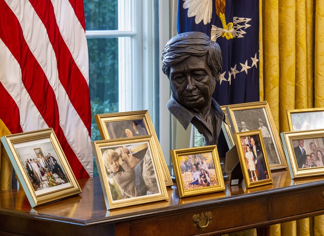 Ẩn ý của ông Biden qua cách bố trí căn phòng 