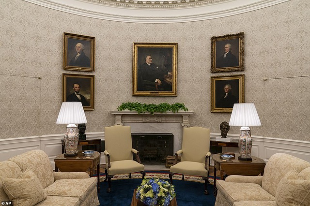 Ẩn ý của ông Biden qua cách bố trí căn phòng 