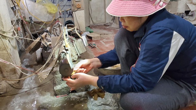 Hà Nội: Thu tiền triệu từ chế tác sừng trâu ngày giáp Tết Tân Sửu - 1