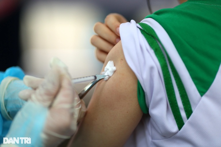 Giấy xác nhận tiêm vaccine Covid-19 mới: Một người cần phải tiêm 7 mũi? - 1