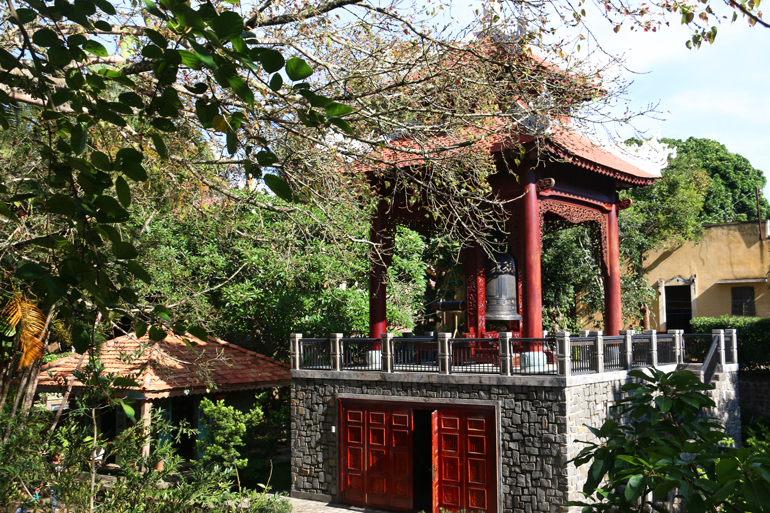 Du xuân vãng cảnh chùa