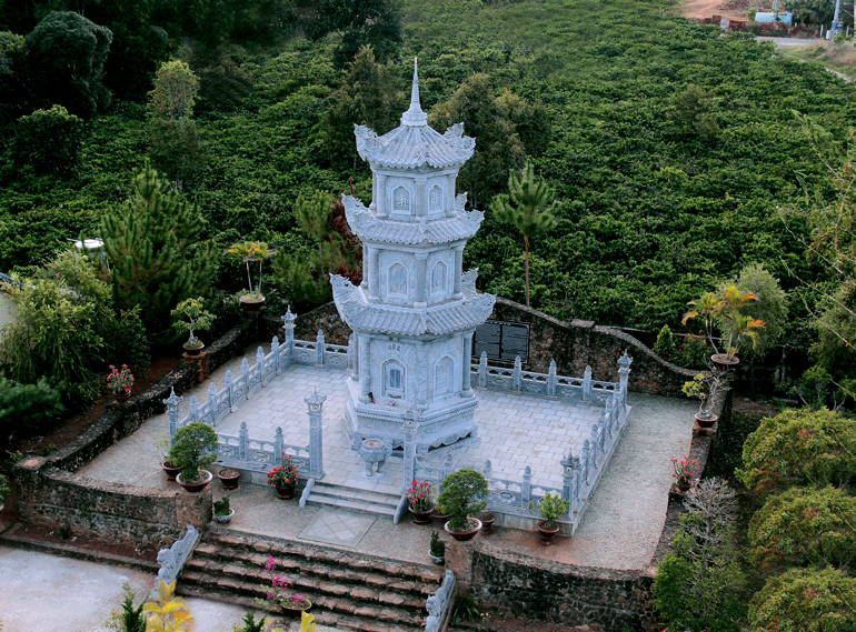 Du xuân vãng cảnh chùa