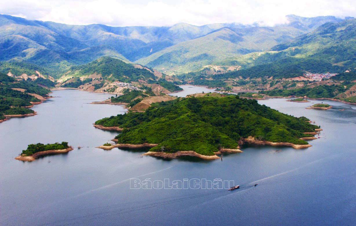 Khám phá lòng hồ Thủy điện Lai Châu