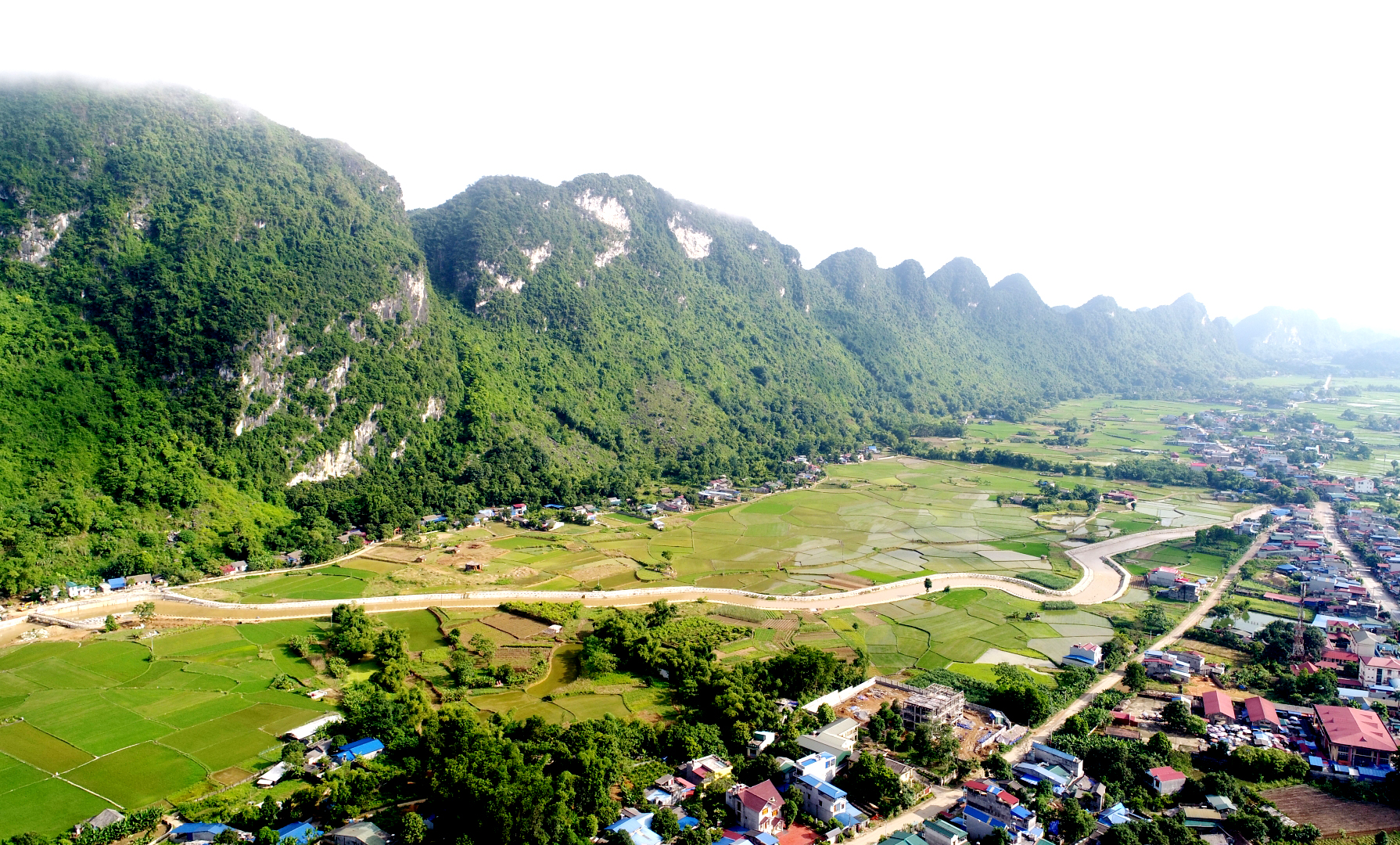 Sừng sững Núi Nản
