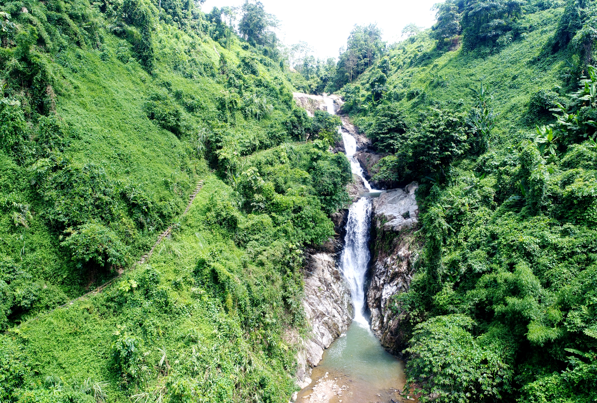 Sừng sững Núi Nản