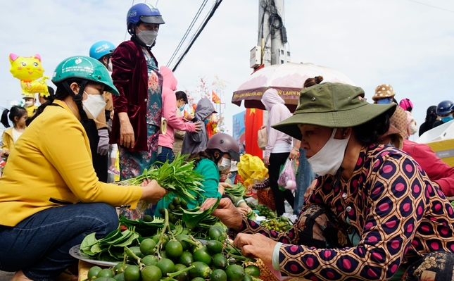 Chen chân đi chợ Gò "mua lộc" ngày đầu năm