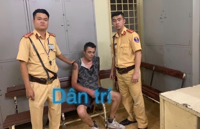 nguoi dan ong ngoai quoc nghi dung dao cuop tai san o cua hang tien loi