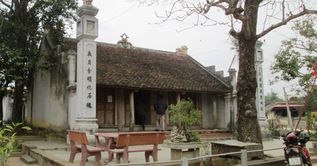 Chuyện về tảng đá in đầu người và bàn tay ở di tích Thành nhà Hồ