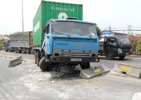 TP HCM: Một ngày hai xe tải náo loạn đường phố