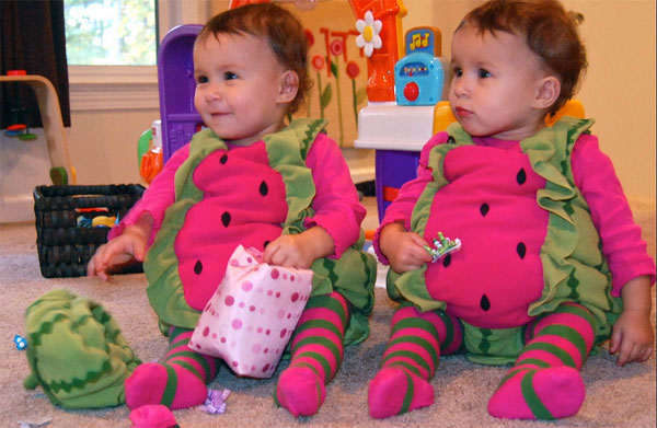 Trang phục đáng yêu cho các cặp song sinh Trang phục đáng yêu cho các cặp song sinh