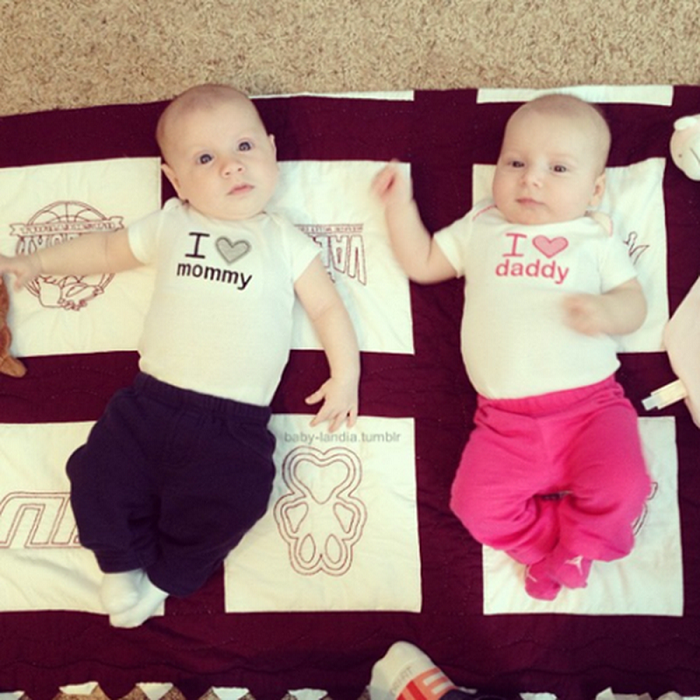 Trang phục đáng yêu cho các cặp song sinh Trang phục đáng yêu cho các cặp song sinh