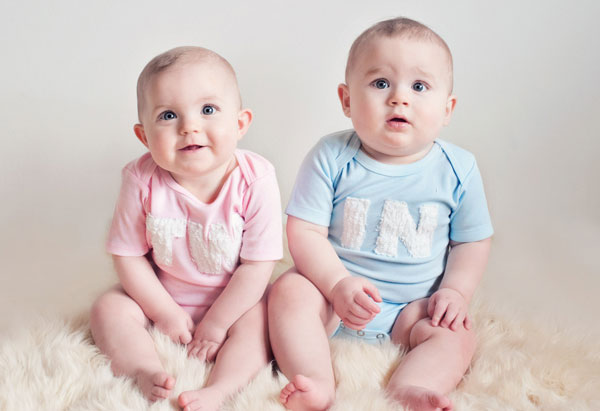 Trang phục đáng yêu cho các cặp song sinh Trang phục đáng yêu cho các cặp song sinh