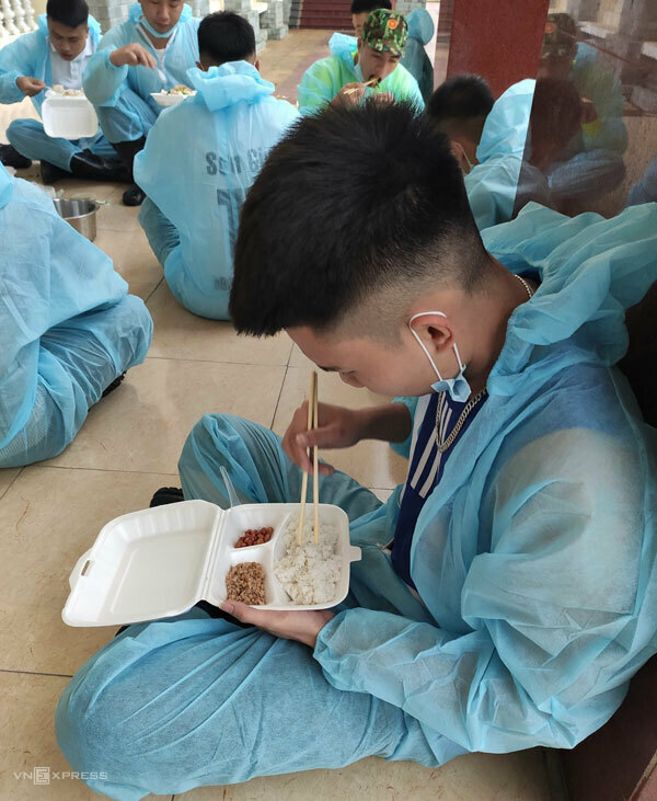 nhung quan nhan bon cung voi nguoi cach ly