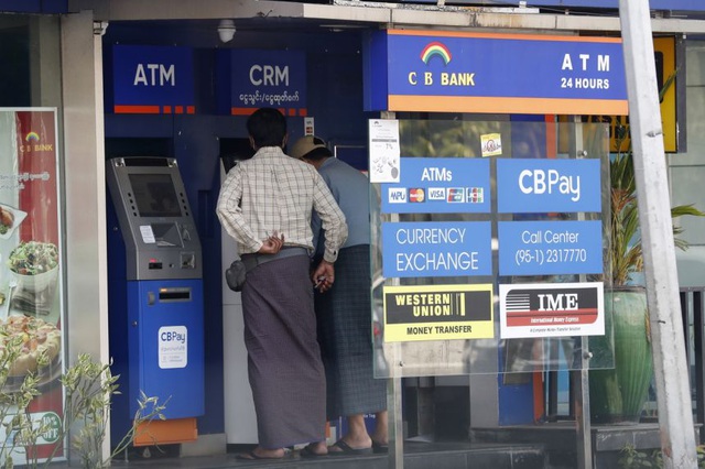Myanmar đóng cửa hàng loạt ngân hàng, hạn chế rút tiền giữa bão biểu tình - 1