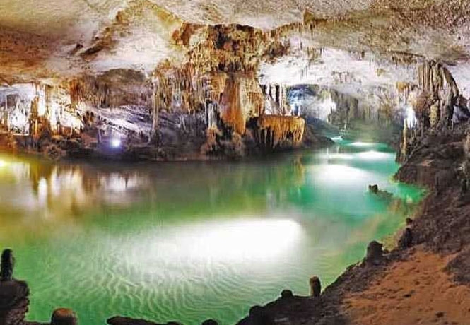 Những hang động kỳ vĩ ở Hòa Bình