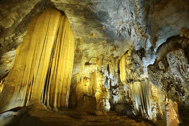Những hang động kỳ vĩ ở Hòa Bình