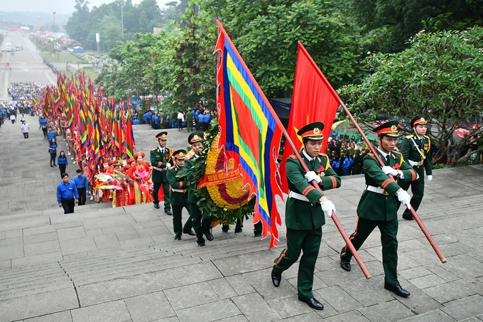 hang chuc nghin nguoi dang huong tuong cac nho vua hung