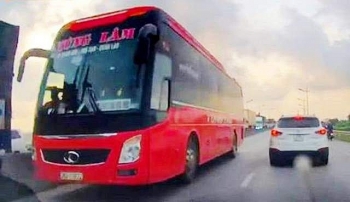 Tài xế xe khách chạy ngược chiều trên QL1A bị tước bằng lái 2 tháng