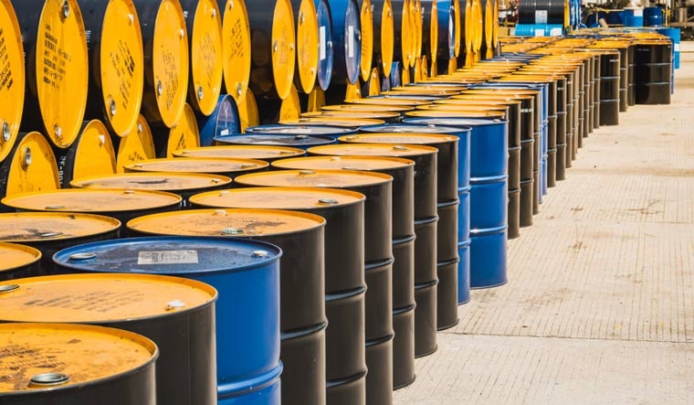 Giá xăng dầu hôm nay 30/6: Dữ liệu kinh tế tích cực kéo giá dầu tăng mạnh